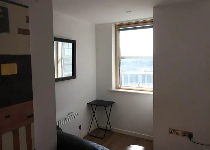 Centre View By Train Station Apartment