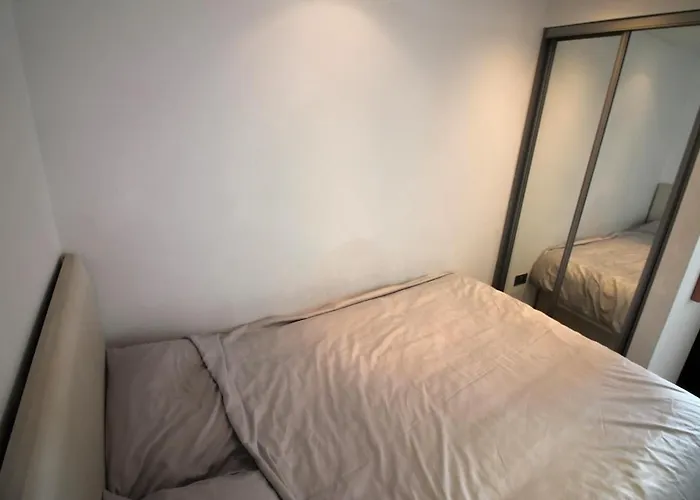 Centre View By Train Station Apartment *